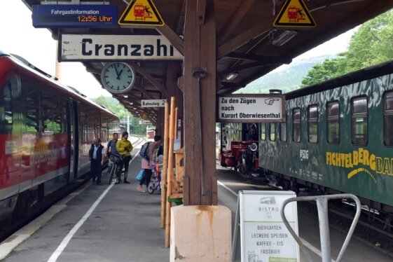Fest zur Historie und Zukunft der Bahn - Der Bahnhof Cranzahl ist eine der letzten Stationen, in denen ein Fahrdienstleiter seinen Dienst tut. Dies resultiert aus der Verkehrsverbindung von Erzgebirgsbahn und Fichtelbergbahn sowie dem saisonalen Länderverkehr. 