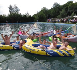 Feste und Konzerte locken überall - Gaudi-Einlagen wie das Schlauchbootfahren gehören zu den Aktionen des Waldbadfestes in Triebel, das am Samstag in der Freizeitanlage am Ortseingang Triebel aus Richtung Oelsnitz stattfindet. 