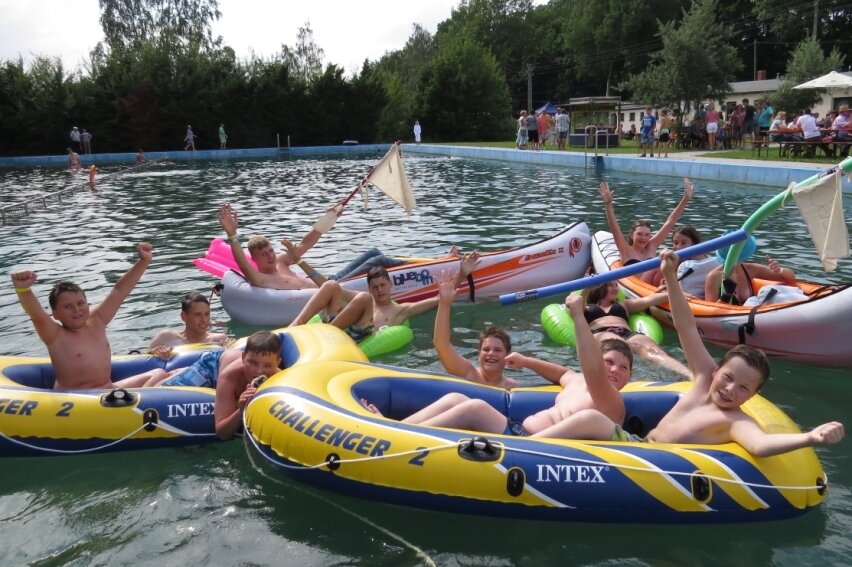 Gaudi-Einlagen wie das Schlauchbootfahren gehören zu den Aktionen des Waldbadfestes in Triebel, das am Samstag in der Freizeitanlage am Ortseingang Triebel aus Richtung Oelsnitz stattfindet. 