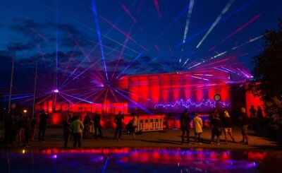 Festhalle Plauen: Alle Tanzveranstaltungen fallen aus, auch Silvesterparty - Die Plauener Festhalle bei der "Night of Light" im Juni.