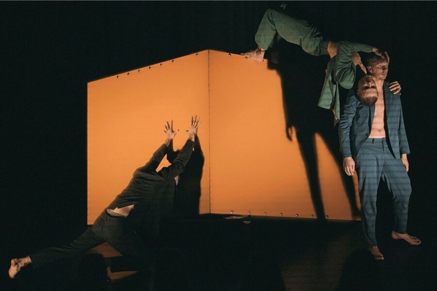 Erstaunlich, was insgesamt vier Männer mit einem Kasten so anstellen können: Für fast hypnotisch wirkende Bewegungsabläufe um das orangefarbene Ding sorgte am Mittwochabend die Nuepiko Dance Company aus Litauen auf der Hinterbühne im Opernhaus.