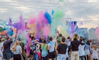 Festival bringt Farbe ins Leben - Auf der Tanzfläche fliegen die Farbbeutel.