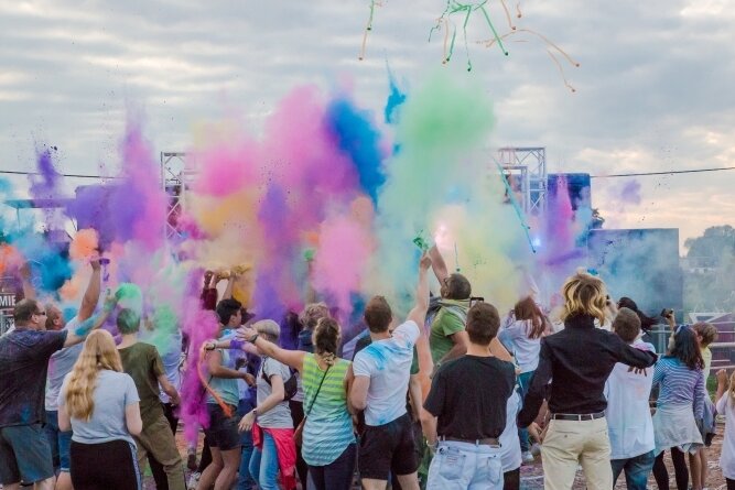 Festival bringt Farbe ins Leben - Auf der Tanzfläche fliegen die Farbbeutel.