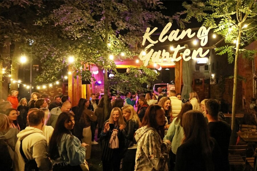 Festival Klanggarten überrascht selbst Plauen-Kenner - Hunderte Besucher erlebten im lauschigen „Klanggarten“ Livemusik und Kurzfilme.