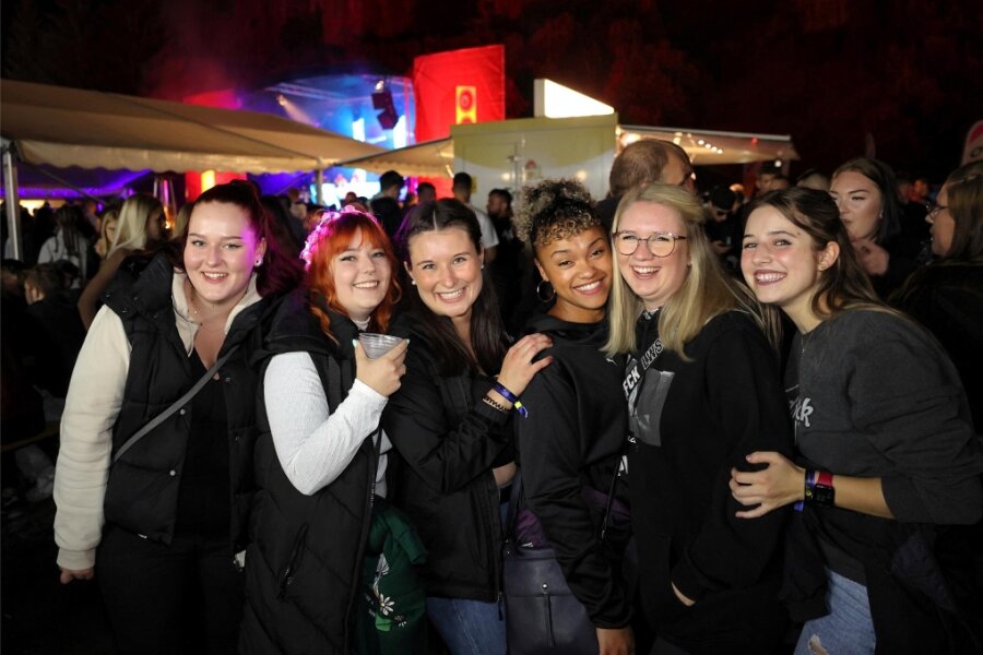 Festival Vollmondkamp lockt nicht nur Erzgebirger an: „In Chemnitz ist ja nichts mehr los“ - Teresa, Natalie, Julia, Nelly, Lina und Laura (v. l.) haben bei der 20. Auflage des Vollmondkamps gefeiert.