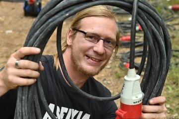 Festivalfeeling in der Harthaer Sandgrube - Robert "He-Men" Knoll kümmert sich um die Stromversorgung.
