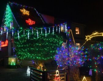 Festliches Leuchten verbreitet weihnachtliche Stimmung - Geschmücktes Haus der Familie Kluge in Obergruna.