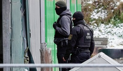 Festnahme nach Schusswaffenfund - In Olbernhau hat es am Mittwoch in den frühen Morgenstunden zwei Festnahmen gegeben. Das Sondereinsatzkommando durchsucht auch das Firmengelände des ehemaligen AfD-Stadtrats. 