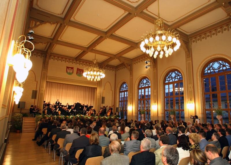 Festsaal öffnet mit Pauken und Trompeten - 
              <p class="artikelinhalt">Werke von Bizet, Brahms, Rossini, Strauß und Mozart, gespielt von der Vogtland-Philharmonie, würzten die Eröffnung des neuen alten Festsaales im Kirchberger Rathaus musikalisch. Rund 200 Gäste erlebten das Festkonzert.</p>
            