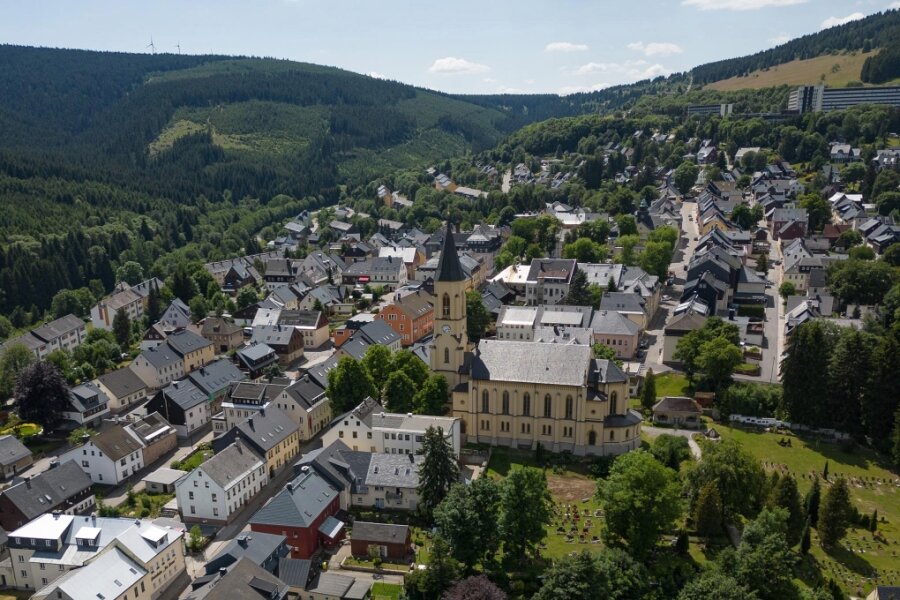 Festtage im Herzen von Oberwiesenthal - Blick aufs Zentrum von Oberwiesenthal. Wenige Meter oberhalb der Kirche ist der Marktplatz zu finden.