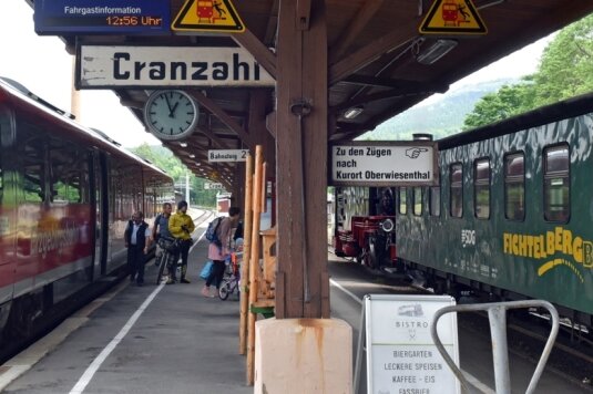 Festtage zur Historie und Zukunft der Bahn - Der Bahnhof Cranzahl ist eine der letzten Stationen, in denen ein Fahrdienstleiter seinen Dienst tut. Dies resultiert aus der Verkehrsverbindung von Erzgebirgsbahn und Fichtelbergbahn sowie dem saisonalen Länderverkehr. 