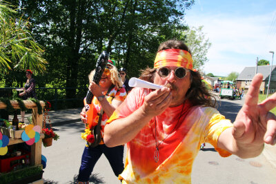 Festumzug: Lichtenberg feiert sein eigenes "Woodstock" - Unter anderem zogen die Teilnehmer als Hippies verkleidet durchs Dorf.