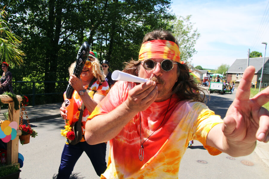 Festumzug: Lichtenberg feiert sein eigenes "Woodstock" - Unter anderem zogen die Teilnehmer als Hippies verkleidet durchs Dorf.