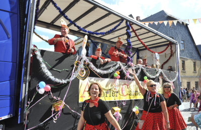 Festumzug, Tanz und Blasmusik zum Tag der Vogtländer - Über 60 festlich geschmückte Wagen zogen am Samstag zum Tag der Vogtländer durch Adorf.
