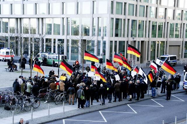 Festung Europa ohne Richtfest - In Berlin wurde der Aufruf des Pegida-Ablegers Bärgida gerade mal von rund 40 Anhängern gehört. Auf der No-Bärgida-Seite folgten rund 100 Gegendemonstranten dem Aufruf, sich gegen Bärgida zu stellen.