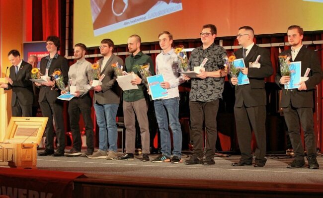 Festveranstaltung: Gesellenbriefe und Blumen für mehr als 110 neue Handwerker - 