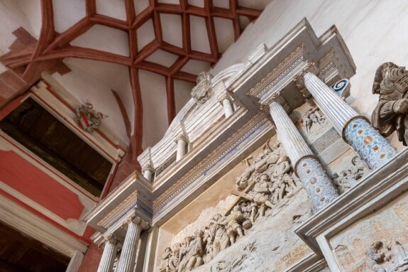 Festwoche für eine Unterschätzte - Das Herzstück der Kapelle: der Altar, aus Sandstein 1576 im Stil der Spätrenaissance gefertigt und mit evangelischen Bildmotiven.
