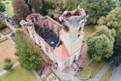 Feuer absichtlich gelegt: Täter lag wohl im Streit mit der Kirche - Die Ruine der Stadtkirche in Großröhrsdorf bei Dresden. Das Feuer in dem Barockbau war in der Nacht zum 4. August ausgebrochen. 