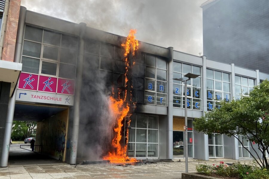 Feuer an Chemnitzer Tanzschule - Polizei ermittelt wegen fahrlässiger Brandstiftung - Flammen sorgten am Mittwoch im Chemnitzer Stadtzentrum für Aufsehen.