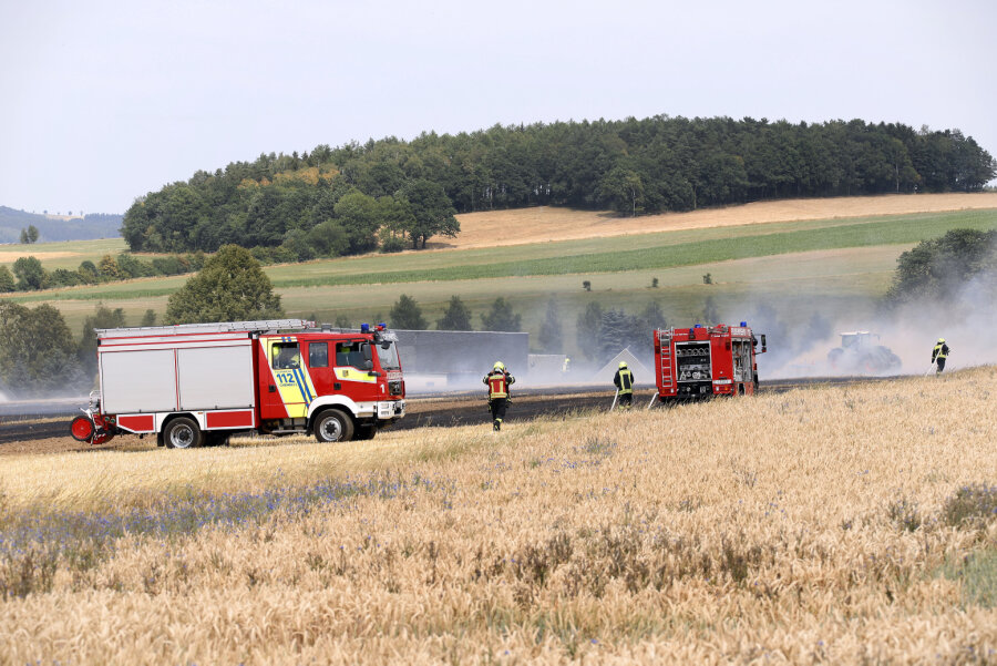 Feuer auf Feld in Euba - 