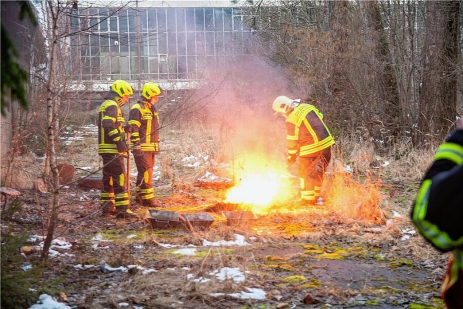 Feuer auf Gelände des ehemaligen Betonplattenwerks - Die Feuerwehr konnte den Unrat außerhalb des Gebäudes auf dem Gelände des ehemaligen Betonplattenwerks Oelsnitz löschen.