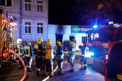 Feuer bei Autovermietung an Chemnitzer Neefestraße - Polizei vermutet Brandstiftung - 