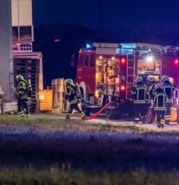 Feuer bei Firma in Oelsnitz - Feuerwehrleute löschten den Brand einer technischen Anlage.