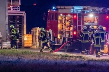Feuer bei Firma in Oelsnitz - Feuerwehrleute löschten den Brand einer technischen Anlage.