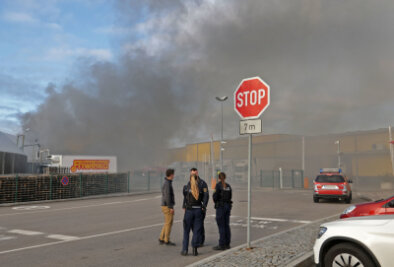 Feuer bei Friweika: Rauchwolke ist kilometerweit zu sehen - 