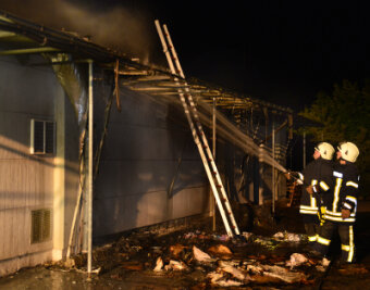 Feuer bei zwei Rossauer Firmen - Mutmaßlicher Brandstifter gefasst - Vor einer Produktionshalle brannte Papier. Das Feuer griff auf das Dach über.