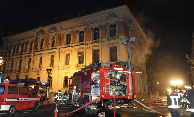 Feuer beschädigt historischen Stadtpalast - <p class="artikelinhalt">Zirka 50 Einsatzkräfte der drei Reichenbacher Wachen sowie die Feuerwehr Rotschau waren zur Brandbekämpfung im Einsatz. </p>
