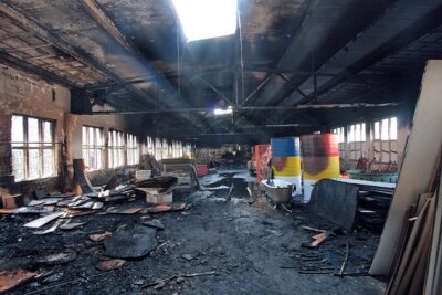Feuer beschädigt Lagerhalle im Fun-Park Glauchau - Die Lagerhalle wurde bei dem Brand erheblich beschädigt