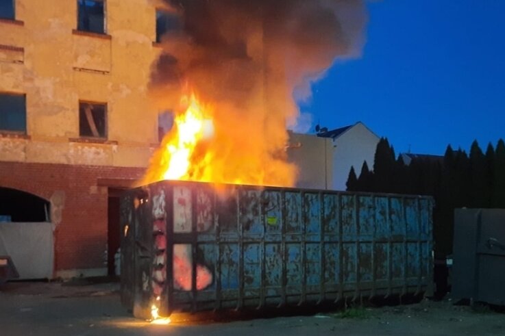 Dieser Sperrmüllcontainer an der August-Colditz-Straße in Crimmitschau ist am frühen Freitagmorgen in Brand geraten. Durch das schnelle Eingreifen der Feuerwehr konnte eine weitere Ausbreitung des Feuers verhindert werden. Die Brandursache ist noch unklar, die Polizei ermittelt.