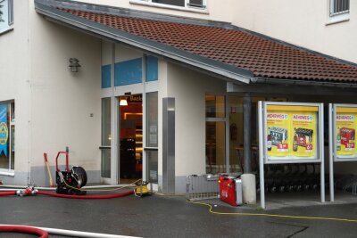 Feuer bricht in Getränkemarkt in Neukirchen aus - 