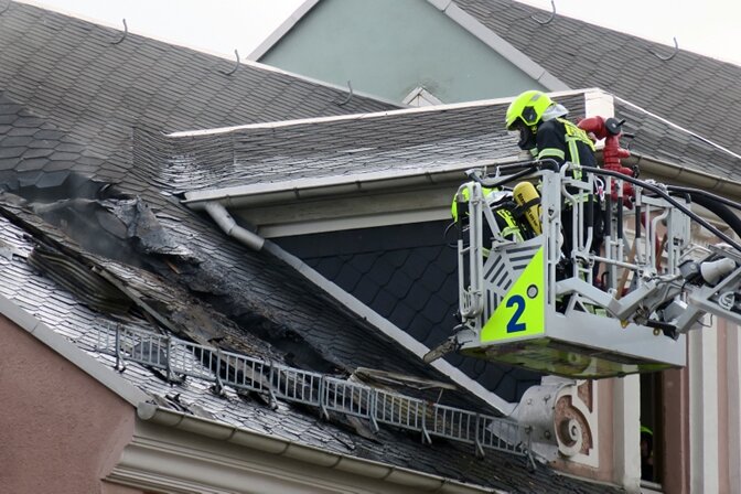 Feuer: Dachstuhl an der Jägerstraße in Flammen - 