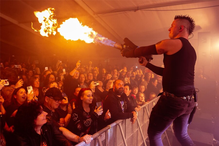 Feuer frei mit Rammstein-Tribute-Band: Falken Rock elektrisiert die Stadt - Da brennt das Festzelt. Glücklicherweise nur sprichwörtlich. Die Rammstein-Tribute-Band RMC heizte der Menge ordentlich ein.