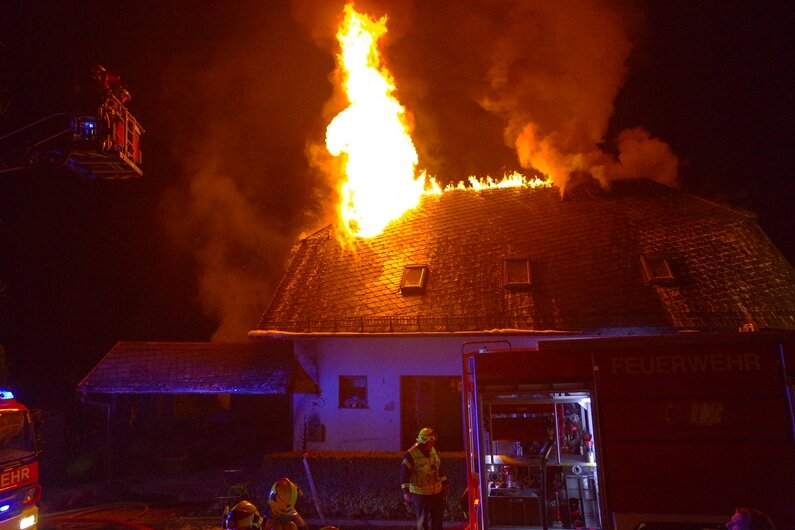 Feuer greift auf Wohnhaus über - Feuerwehrfahrzeug rollt rückwärts - 