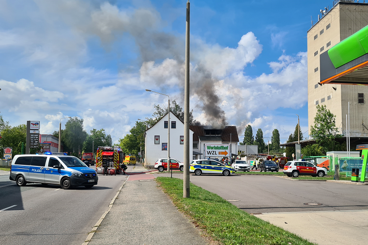 Dunkler Qualm zieht am Donnerstag über die Reichenbacher Straße in Zwickau. Grund: Im Bordell "Violetta" brannte es.