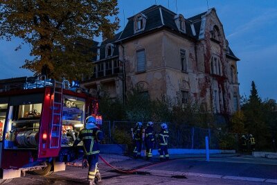 Feuer im ehemaligen Klubhaus Nord in Auerbach - Rauch ist am Donnerstag in Auerbach über dem ehemaligen Klubhaus Nord an der Friedrich-Naumann-Straße aufgestiegen.
