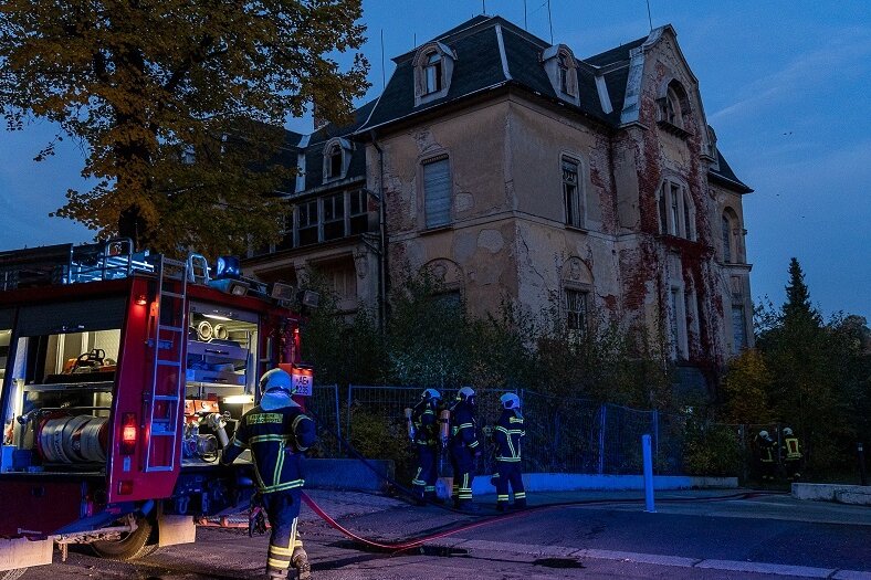 Feuer im ehemaligen Klubhaus Nord in Auerbach - Rauch ist am Donnerstag in Auerbach über dem ehemaligen Klubhaus Nord an der Friedrich-Naumann-Straße aufgestiegen.