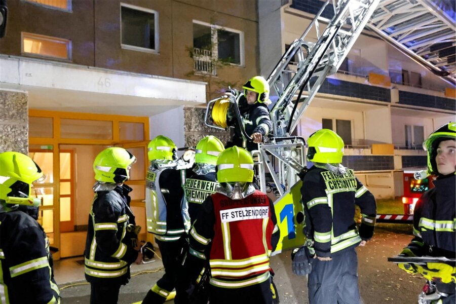Feuer im Heckertgebiet: Vier Hausbewohner kommen ins Krankenhaus - Die Feuerwehr war mit einer Drehleiter im Einsatz.