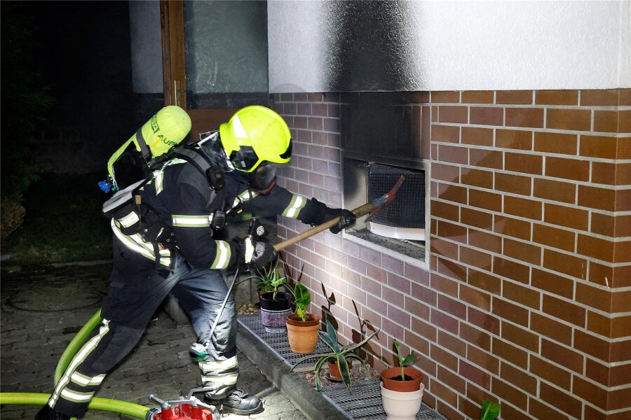 Feuer im Keller eines Wohnhauses: Polizei geht von Brandstiftung aus - Im Stadtteil Ebersdorf hat es am späten Donnerstagabend gebrannt.
