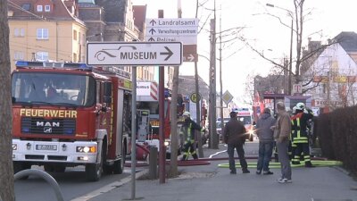Feuerwehr und Polizei sind am Mittwoch zu einem Wohnhausbrand in Zwickau an der Leipziger Straße ausgerückt.