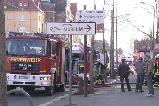 Feuerwehr und Polizei sind am Mittwoch zu einem Wohnhausbrand in Zwickau an der Leipziger Straße ausgerückt.