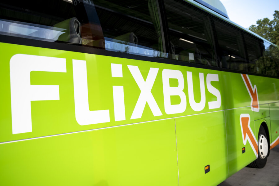 Feuer im Motorraum: Flixbus bleibt nachts auf A 72 liegen - Auf der A 72 in Richtung Hof zwischen Treuen und Plauen-Ost ist in der Nacht zum Freitag aufgrund eines Motorschadens ein Flixbus (Symbolfoto) liegengeblieben.