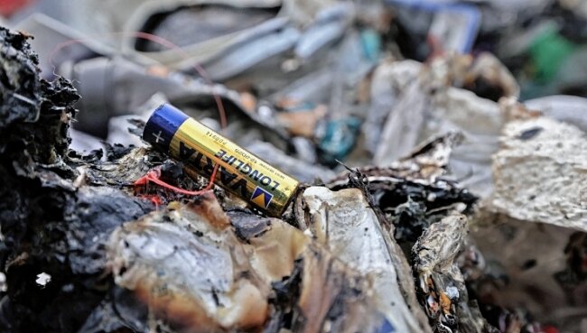 Feuer im Müll: Abfallamt veröffentlicht Appell - Die Batterie lag zwischen dem Plastikmüll, der in einem Sammelfahrzeug in Meerane in Brand geraten ist. 