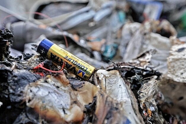 Feuer im Müll: Abfallamt veröffentlicht Appell - Die Batterie lag zwischen dem Plastikmüll, der in einem Sammelfahrzeug in Meerane in Brand geraten ist. 