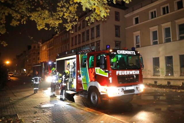 Feuer in Abbruchhaus - Verletzter muss ins Krankenhaus - Eine Person wurde bei dem Brand in dem Haus an der Sonnenstraße verletzt.