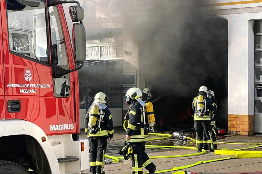 Feuer in Autowerkstatt in Meerane: Polizei nennt Verdacht für Ausbruch des Brandes - Die Feuerwehr hat den Brand in einer Werkstatt gelöscht. Die Polizei informiert über die Brandursache.