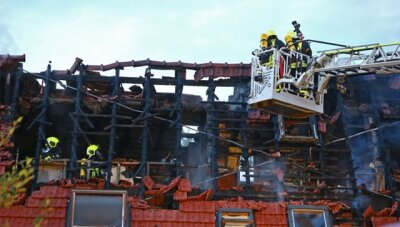Feuer in Bernsdorf: Bewohnerin rettet sich aus brennendem Haus - Der Dachstuhl des Hauses konnte nicht mehr gerettet werden.